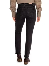 Pantalón de jeans negro de tiro medio, corte skinny, con bolsillos delanteros con cierre y ruedo desflecado.