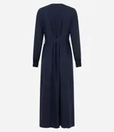 Vestido largo midi estilo chemise de color azul marino, confeccionado en mezcla de viscosa y lino. Presenta escote en V, mangas largas con puños abotonados, cierre frontal de botones y cinturón ajustado del mismo tejido con hebilla redondeada.