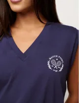 Musculosa blanca con cuello en V y logo bordado en el pecho.