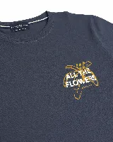 Remera Brooksfield de corte regular color azul marino con estampa frontal en el pecho que dice "All The Flowers".