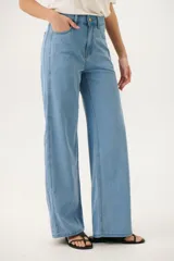 Pantalón de jean celeste, corte amplio y tiro alto.