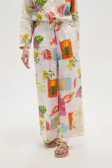 Pantalón de algodón estampado con motivos tropicales, corte recto y cintura alta con punto smock.