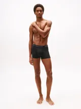 Pack de tres calzoncillos tipo bóxer Tommy Hilfiger de microfibra elástica, color negro, con cintura elástica con el nombre de la marca grabado.