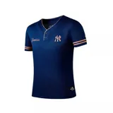 Remera deportiva de los New York Yankees, confeccionada en tejido de malla transpirable color azul marino. Presenta cuello en V con cierre de botones, detalles en color cobre en cuello y mangas, y logos bordados en el pecho.