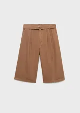 Short de gabardina marrón de tiro medio, diseño recto tipo bermuda, con pinzas en la parte delantera, bolsillos laterales y cinturón ajustable incorporado.