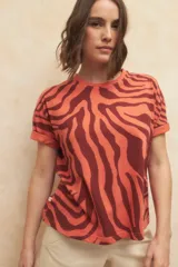 Remera de manga corta color naranja con estampado de cebra en color marrón.