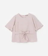 Blusa de crepé color rosa pálido, con cuello redondo, mangas cortas con volados, lazo en la cintura y botón en la espalda.