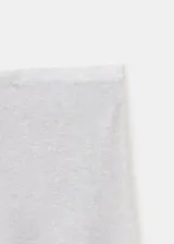 Falda midi evasé de tejido de punto fino color gris, con diseño semitransparente, tiro medio y sin cierre.