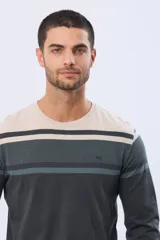 Remera de manga larga con cuello redondo, diseño a rayas horizontales en tonos beige, verde oscuro y gris. Confeccionada en algodón y poliéster.
