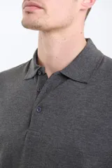 Remera verde con cuello polo y tapeta de dos botones. Corte clásico y mangas cortas.