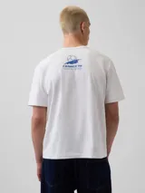 Remera de algodón con efecto lavado, color gris oscuro, de corte clásico y manga corta. Presenta un estampado gráfico en el pecho con el logo de la Copa Mundial de la FIFA USA 94.