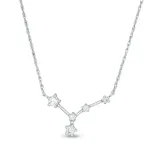 Collar plateado con dije que representa la constelación de Cáncer, adornado con pequeñas circonias.