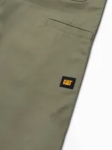Pantalón cargo de twill color verde militar, de corte recto y holgado, con múltiples bolsillos utilitarios y trabillas para cinturón.