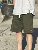 Bermudas verde militar de gabardina con elastano, corte recto y largo a la rodilla.