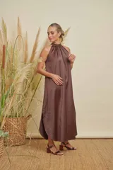 Vestido midi color marrón chocolate, con escote halter fruncido y corte recto.