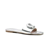 Sandalia casual Korium Odila de cuero sintético color negro, con tira ancha sobre el empeine y plantilla acolchada con diseño de rombos.