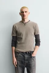 Camiseta de punto con textura acanalada, corte slim fit, cuello redondo y manga corta. Confeccionada en mezcla de algodón con elasticidad y acabado con efecto lavado.