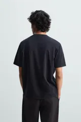 Camiseta de manga corta color azul marino oscuro, de corte regular fit y cuello redondo.