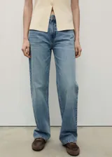 Pantalón de jean de corte recto y tiro medio, con diseño clásico de cinco bolsillos, cierre frontal de cremallera y botón, y trabillas para cinturón.