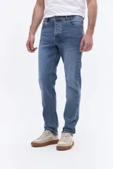 Pantalón de jean corte recto con efecto lavado, tiro medio, cierre frontal con botón y bolsillos laterales y traseros.