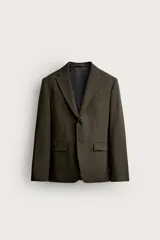 Blazer slim fit de corte sastrero en color verde oscuro, con cuello de solapa de muesca, bolsillos con solapa en la cadera y cierre frontal de botones.