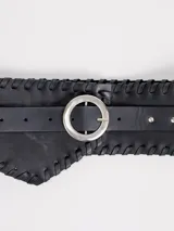 Faja de cuero color marrón, con costuras decorativas en los bordes superior e inferior, hebilla metálica circular plateada y tiras ajustables con perforaciones.