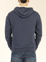 Sweater deportivo con capucha y cordones ajustables, bolsillo canguro frontal. Color verde oliva jaspeado.