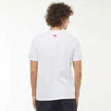 Camiseta blanca de manga corta con estampado del logo de Superman en rojo y el nombre del superhéroe en azul.