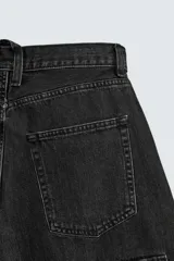 Bermuda de corte relajado en denim de algodón color beige, estilo cargo, con cinco bolsillos y bolsillos plastrón con solapa en las perneras.