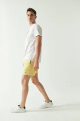 Short de baño liso de corte clásico, con cintura elástica ajustable mediante cordón. Cuenta con dos bolsillos laterales y uno trasero, confeccionado en tejido ligero de secado rápido con logo bordado.