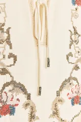 Vestido midi color crudo con bordados florales multicolores, escote en pico con lazos y mangas tres cuartos. Confeccionado en mezcla de algodón y lino.