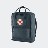 Mochila Fjallraven modelo Kanken Classic, color negro, con compartimento principal con cierre, bolsillo frontal con cierre, asas superiores con broche y correas ajustables para los hombros. Incluye el parche redondo característico de la marca en el frente.