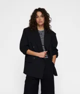 Blazer oversize negro confeccionado en crepé con forro de algodón y viscosa. Presenta hombreras, cuello con solapa y cierre de botón, dos bolsillos de solapa, bordado a mano en la espalda, un falso bolsillo de ribete en la espalda y dos aberturas en la espalda.