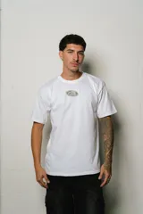 Remera blanca de algodón, corte regular fit, con un pequeño estampado ovalado en el pecho y un gran estampado de firma estilizada en la espalda.