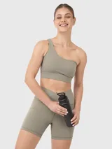 Top deportivo color verde oliva, de un hombro, con tirantes elásticos cruzados en la espalda y almohadillas removibles.