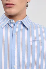 Camisa de manga larga con diseño a rayas verticales en color verde y blanco, cuello clásico y estampa con bordado en la espalda con la frase "Expect Nothing, appreciate everything".
