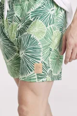 Short de baño azul con estampado de naranjas y hojas verdes.
