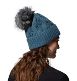 Gorro tejido de punto de la marca Columbia, modelo Boundless Days Cable, en color azul con diseño trenzado. Cuenta con dobladillo vuelto, pompón superior de pelo sintético gris y pequeña placa metálica con la inscripción de la marca.
