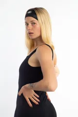 Body negro de manga corta con escote cuadrado y tirantes anchos.