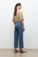 Jean culotte de corte ancho y tiro medio, en tono azul medio, con bolsillos aplicados en el frente.