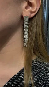 Caravanas colgantes de diseño rectangular con múltiples hileras de strass brillante.