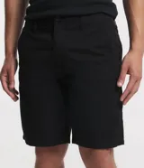 Bermuda masculina de corte slim, confeccionada en tejido de sarga de algodón. Presenta un diseño de sastrería con cierre de botón y cremallera, bolsillos laterales y traseros, y un acabado liso sin estampados.