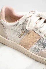 Zapatillas urbanas de cuero color beige con detalles plateados y laterales en cuero color piel de cocodrilo.