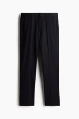 Pantalón de traje negro de corte slim fit, con bolsillos laterales, bolsillos traseros ribeteados y raya marcada en las perneras. Cuenta con cierre de cremallera y corchete oculto.