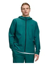 Campera deportiva con capucha de la marca Under Armour, confeccionada en tejido técnico elástico con tecnología repelente al agua. Presenta cierre frontal completo, bolsillos laterales con cremallera y logo de la marca en el pecho.