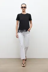 Remera oversized color topo con detalle de encaje en el ruedo, de manga corta y cuello redondo.