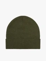 Gorro tipo beanie de punto canalé color verde oliva, con vuelta y logo de la marca bordado en la parte frontal.