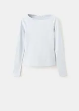 Camiseta de manga larga en color blanco, con cuello bote y diseño ajustado.