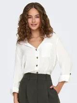 Camisa de viscosa sostenible de manga larga con opción de enrollado, escote en V con cuello camisero, cierre frontal de botones y un bolsillo aplicado en el pecho.