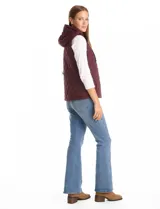 Chaleco de abrigo capitoneado color bordó, con capucha integrada, cierre frontal y bolsillos laterales con botón a presión. Presenta un diseño entallado con forro interior suave.